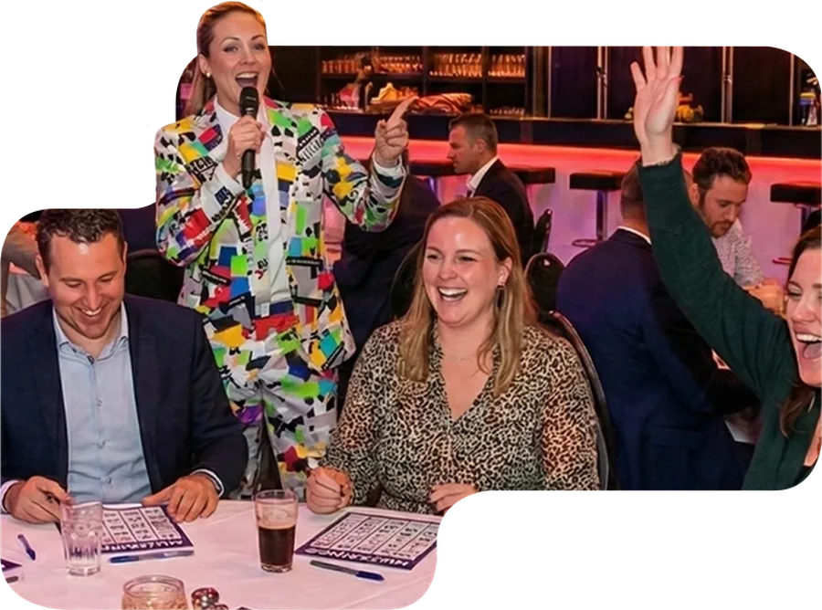 Vrienden spelen muziekbingo met hun telefoon