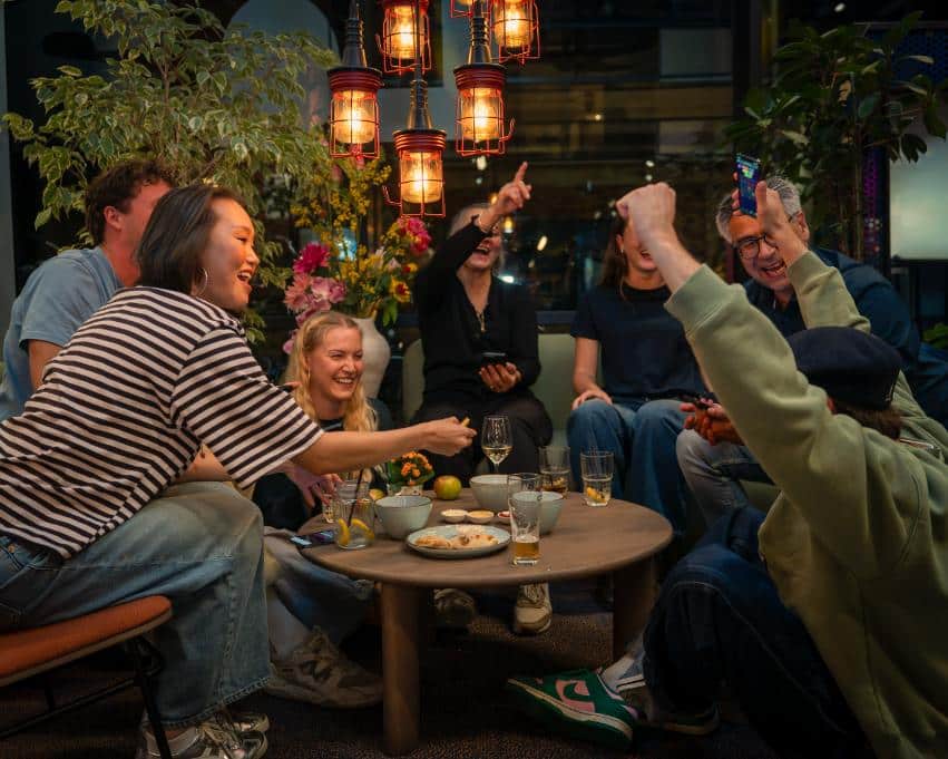 Samen aan tafel tijdens een spelavond
